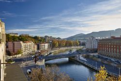 Vistas ayuntamiento y casco viejo bilbao